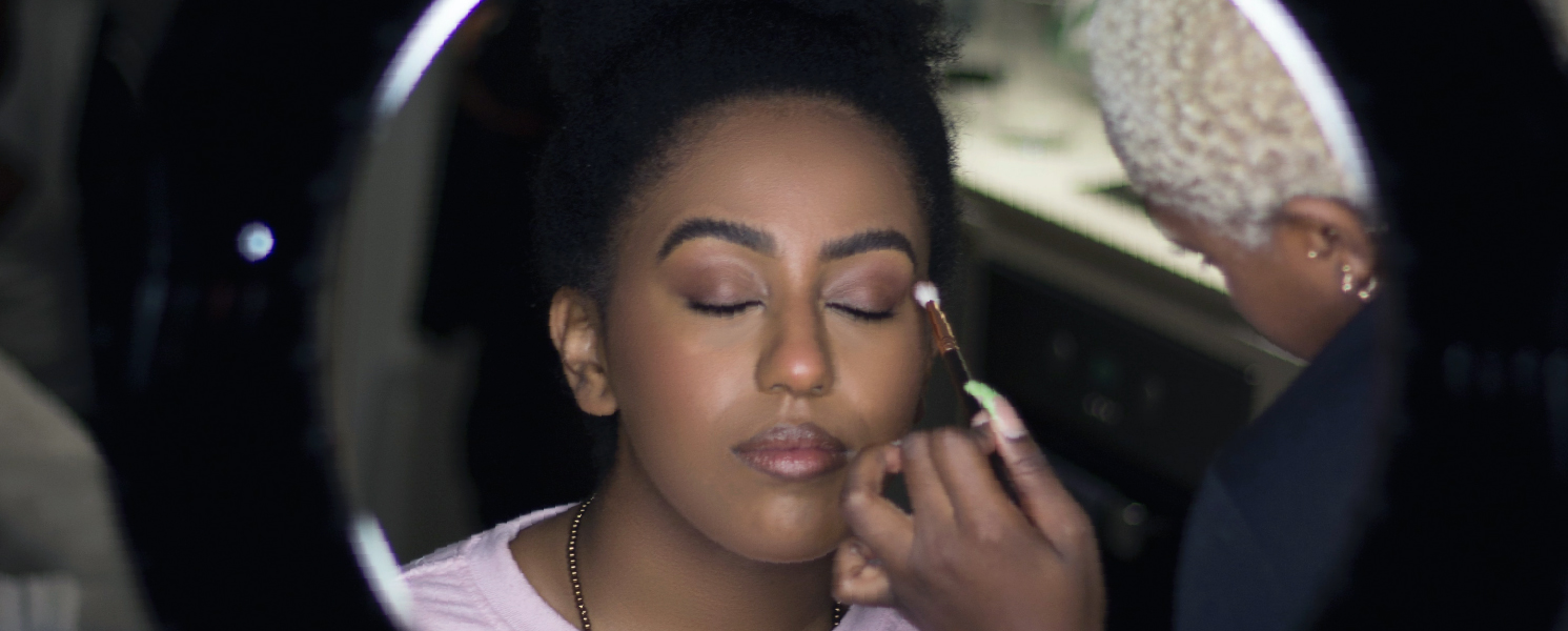 Ring light girl doing makeup